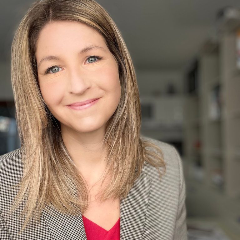 Verena Bley, Gesellschafterin der Firma Fenster Bley GmbH. Lächelnd und mit blonden langen Haaren