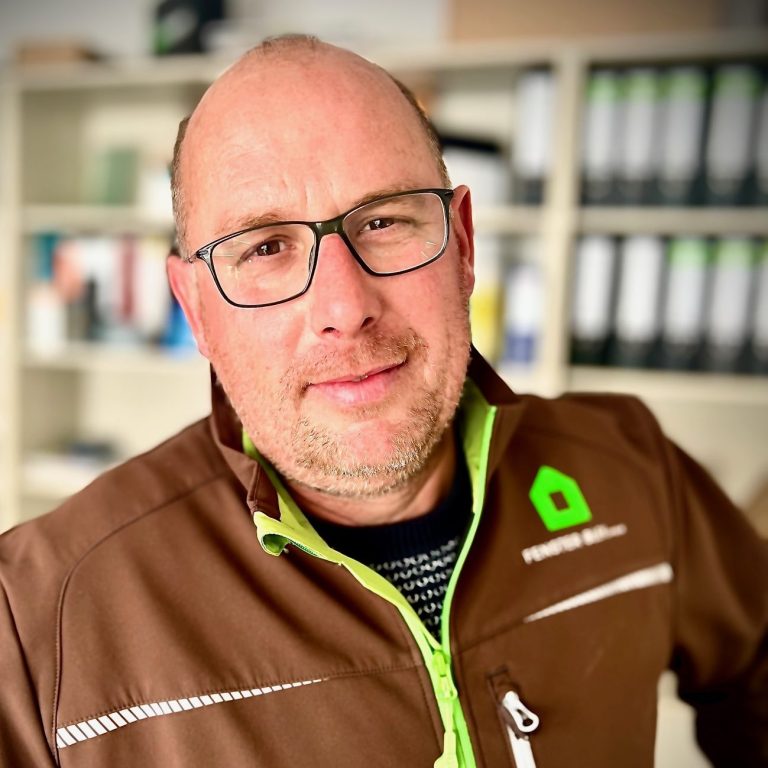 Marcel Bley, Geschäftsführender Gesellschafter der Firma Fenster Bley GmbH mit Brille und brauner Arbeitsjacke 