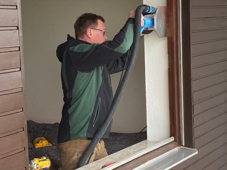 Mitarbeiter der Fima Fenster Bley GmbH beim Schleifen eines Fensterrahmens