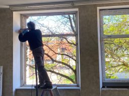 Mitarbeiter der Firma Fenster Bley GmbH beim Fenstereinbau
