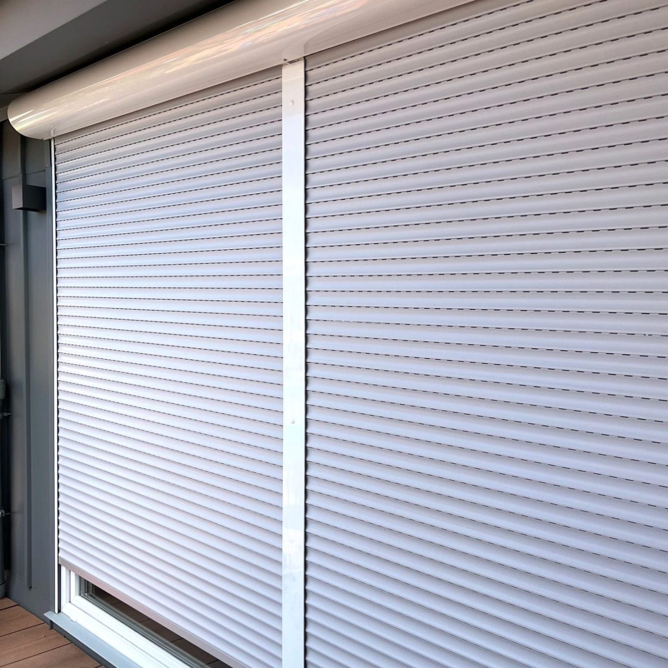 Rolladen in geschlossenem Zustand an einem Fenster.